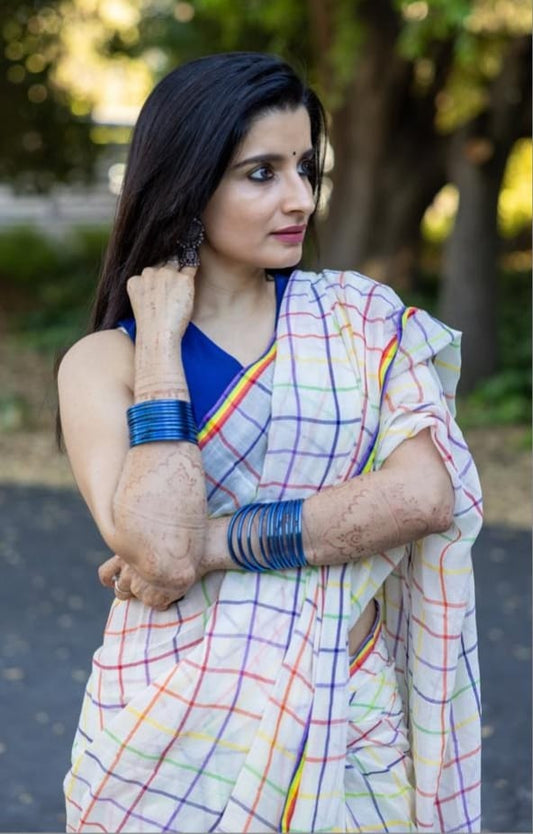Chic Linen Saree with Digital Print & Colorful Latkan Detailing